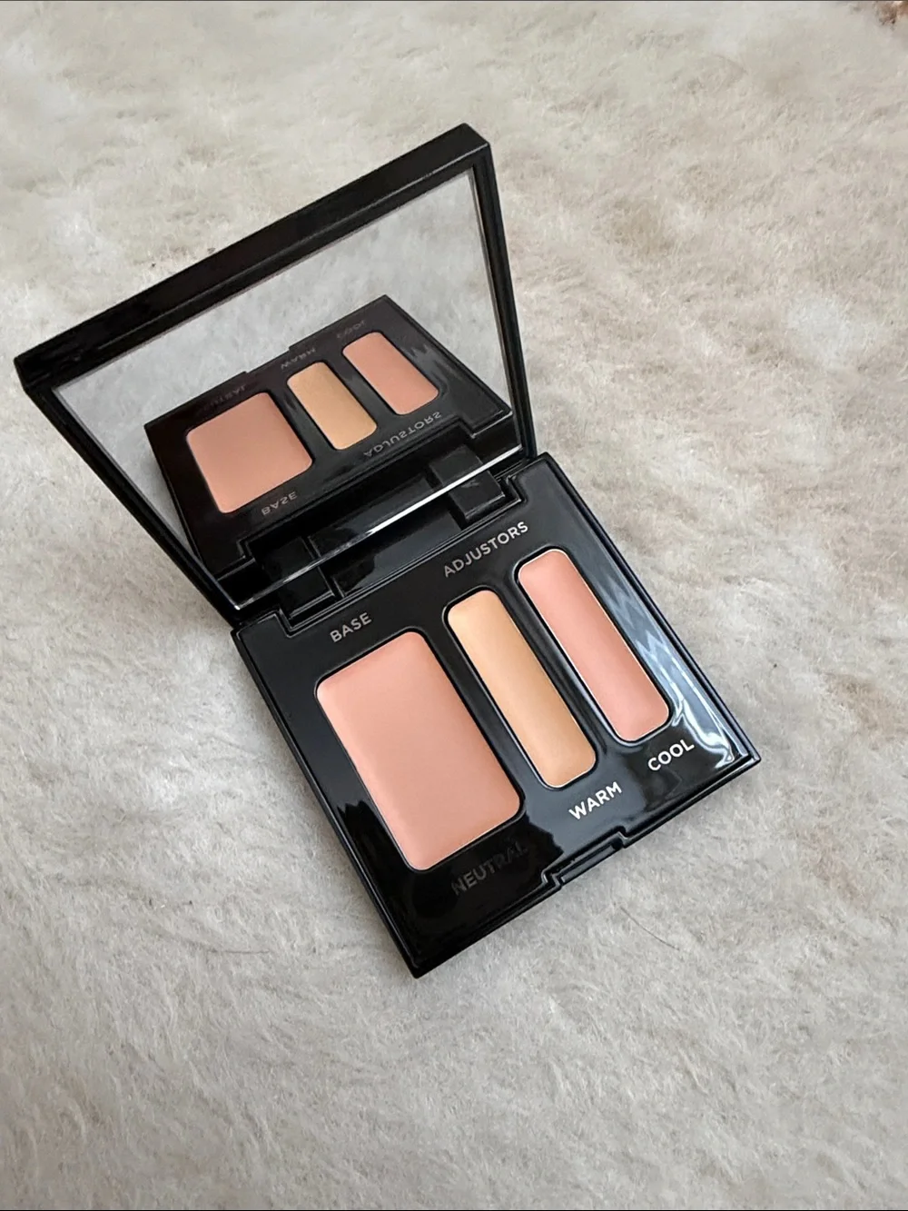 Laura Mercier Secret camoflauge in shade 02